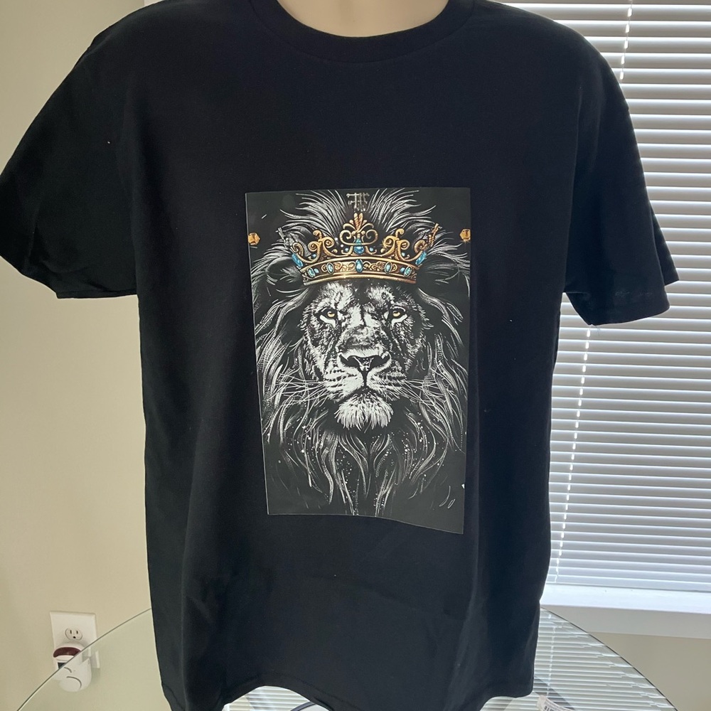 Gildan Black Short Sleeve Tee with Lion Graphic Design